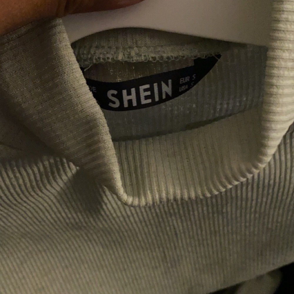 Turtle neck mid crop top